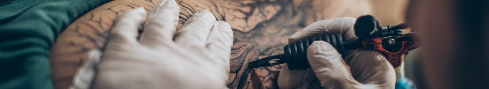 tatuażysta w rękawiczkach